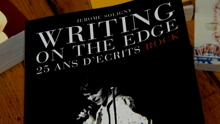 Dans "Writing on the edge" Jérôme Soligny libvre vingt-cinq ans de rencontres aves les plus grands noms du Rock.
 (France 3)