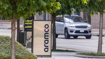 Devant les bureaux d'Aramco à Houston (Texas). (VINCENT ISORE / MAXPPP)