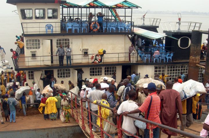 Embarquement au port de Brazzaville pour traverser le fleuve Congo. (PATRICK FORT / AFP)