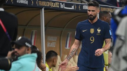 La France est dépassée, il faut réagir : sans attendre la mi-temps, Didier Deschamps remplace Ousmane Dembélé et Olivier Giroud par Marcus Thuram et Randal Kolo Muani, qui seront décisifs bien plus tard. (FRANCK FIFE / AFP)