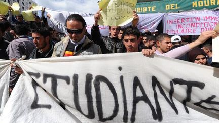 Manifestation d'étudiants à Alger pour plus de moyens pédagogiques. (Farouk Batiche/AFP)