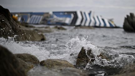 L'&eacute;pave du Concordia sur les c&ocirc;tes de l'&icirc;le du Giglio (Italie) le 27 janvier 2012. (FILIPPO MONTEFORTE / AFP)