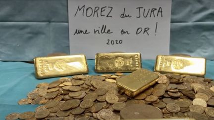 À Morez (Jura), la municipalité a acheté une maison dans le centre-ville ; en la nettoyant, les élus ont trouvé des lingots et des pièces d'or. Un trésor estimé à plus de 500 000 euros. (France 3)