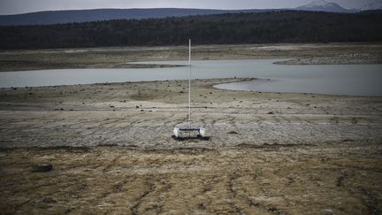 Un bateau est échoué sur la plage, au bord du lac de Montbel, dans le sud-ouest de la France, le 21 février 2023. (VALENTINE CHAPUIS / AFP)