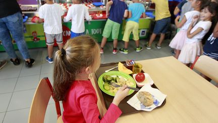 Des élèves mangent à la cantine dans une école de Montpellier, le 10 septembre 2018. (MAXPPP)