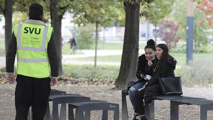 Un étudiant de la brigade sanitaire sur le campus de l'Université de Strasbourg.&nbsp; (FREDERICK FLORIN / AFP)