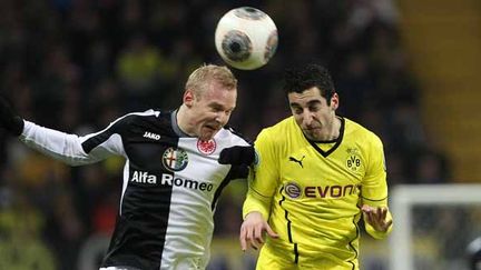 Sebastian Rode (à gauche), à la lutte avec Henrikh Mkhitaryan de Dortmund (à droite).  (DANIEL ROLAND / AFP)