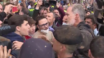 Le roi d’Espagne Felipe VI et la reine Letizia ont été pris à partie par les sinistrés alors qu’ils étaient en visite à Paiporta. Pris dans une atmosphère d'une rare violence, le couple royal a dû écourter sa visite, du jamais vu dans toute l’histoire de la monarchie espagnole. (Franceinfo)