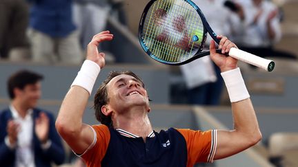 Casper Ruud remporte sa demi-finale de Roland-Garros contre Alexander Zverev, le 9 juin 2023. (MOHAMMED BADRA / MAXPPP)
