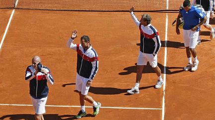 L'&eacute;quipe de France de Coupe Davis quitte le terrain apr&egrave;s sa d&eacute;faite contre l'&eacute;quipe am&eacute;ricaine, le 8 avril 2012, &agrave; Monaco. (REMY DE LA MAUVINIERE/AP/SIPA / AP)