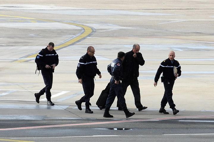 Patrice de Maistre (deuxi&egrave;me en partant de la droite), l'ex-gestionnaire de fortune de Liliane Bettencourt, entour&eacute; de gendarmes, lors de son arriv&eacute;e &agrave; Bordeaux (Gironde), le 15 d&eacute;cembre 2011. (JEAN-PIERRE MULLER / AFP)