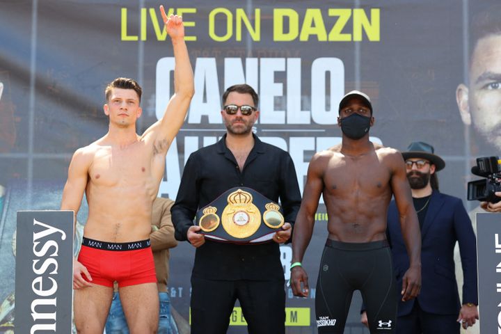 Kieron Conway (à g.) et Souleymane Cissokho (à d.) se font face après s'être pesés,&nbsp;le 7 mai, pour leur combat de boxe au AT&amp;T Stadium de Dallas. (ED MULHOLLAND / MATCHROOM BOXING / AFP)