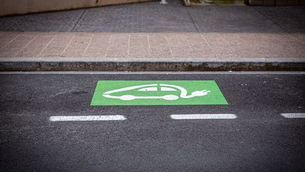 Une place de stationnement et de rechargement pour véhicule électrique, à Perpignan (Pyrénées-Orientales), le 16 mai 2020. (IDHIR BAHA / HANS LUCAS / AFP)