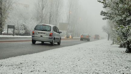 Une fine couche de "neige industrielle" au bord d'un route, à Mâcon (Saône-et-Loire), le 7 décembre 2016. (MAXPPP)