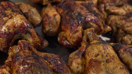 Comment choisir un poulet rôti ? Est-il toujours fermier ou label rouge ? Les différences de prix sont par ailleurs souvent très importantes. (France 2)