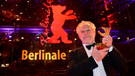 Le réalisateur français Nicolas Philibert pose avec l'Ours d'or du meilleur film, obtenu pour son documentaire "Sur l'Adamant", après le 73e Festival international du film de Berlin (Allemagne), le 25 février 2023. (TOBIAS SCHWARZ / AFP)