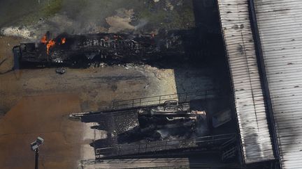 Le feu brûle dans&nbsp;une usine de produits chimiques près de Crosby (Texas), le 31 août 2017. (ADREES LATIF / REUTERS)