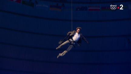 VIDEO. De son saut du toit du Stade de France à son arrivée à Hollywood, Tom Cruise électrise la cérémonie de clôture des JO