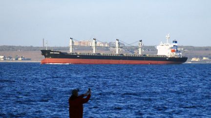 Un bateau en mer Noire, au large de la région d'Odessa (Ukraine), le 9 novembre 2023. (YULII ZOZULIA / NURPHOTO / AFP)