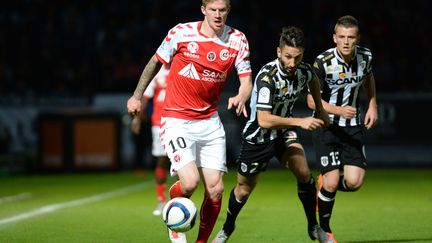 Yoann Andreu au contact avec Gaetan Charbonnier. (THOMAS BREGARDIS / AFP)