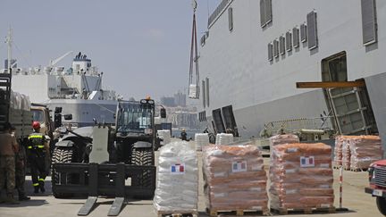 Le porte-hélicoptère français, le Tonnerre, en cours de déchargement au port de Beyrouth, le vendredi 14 août. (JOSEPH EID / AFP)