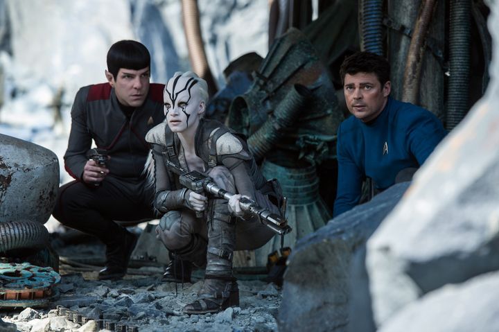 Karl Urban, Sofia Boutella et Zachary Quinto dans Star Trek sans limites de Justin Lee
 (Paramount Pictures)