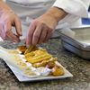 Le chef fran&ccedil;ais Alain Lecossec&nbsp;pr&eacute;pare un plat dans la cuisine du restaurant d'enseignement de l'institut Paul Bocuse &agrave; Ecully, pr&egrave;s de Lyon (Rh&ocirc;ne-alpes), le 11 D&eacute;cembre 2013. (© ROBERT PRATTA / REUTERS / X00222)