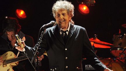 Bob Dylan sur scène à Los Angeles en 2016. (CHRIS PIZZELLO/AP/SIPA / AP)