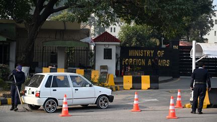 Un policier devant le ministère des Affaires étrangères à Islamabad (Pakistan), le 18 janvier 2024. (AAMIR QURESHI / AFP)