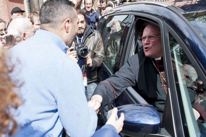 Le cardinal am&eacute;ricain&nbsp;Timothy Michael Dolan&nbsp;salue la foule, le 10 mars 2013 &agrave; Rome (Italie).&nbsp; (AGF S.R.L / REX / SIPA )