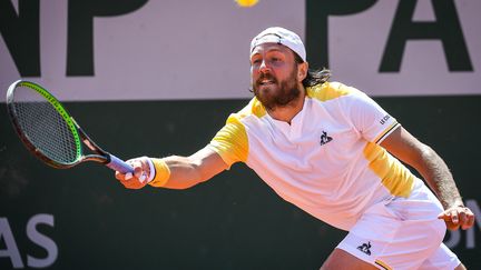 Le Français Lucas Pouille lors de son deuxième tour en qualifications, à Roland-Garros, le 24 mai 2023. (MATTHIEU MIRVILLE / AFP)