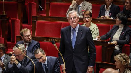 Le Premier ministre Michel Barnier (au centre) lors d'une séance de questions au gouvernement, le 2 octobre 2024. (LUC NOBOUT / MAXPPP)