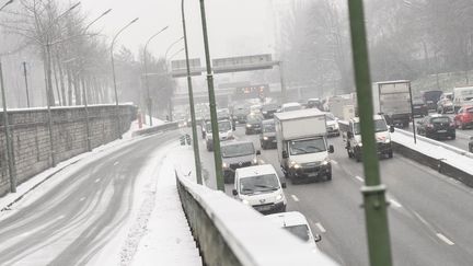 Le périphérique parisien lors d'un précédent épisode neigeux, le 9 février 2018. (JULIEN MATTIA / NURPHOTO / AFP)