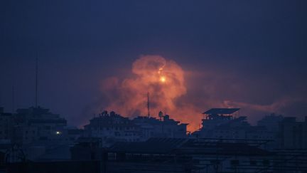 Le ciel de Gaza illuminé par les bombardements israéliens le 28 octobre 2023. (ALI JADALLAH / ANADOLU)