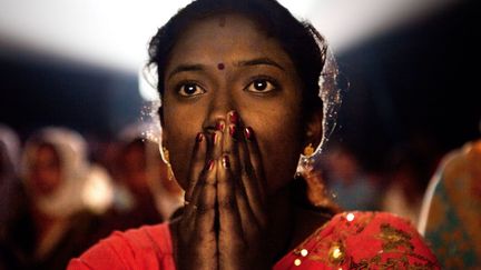 Dans cette série, Amit Madheshiya traque les émotions des spectateurs d'un cinéma ambulant qui parcourt les campagnes indiennes. Dans des villages où il n'y a pas de télévision, ils s'assoient à même sur le sol sous une tente nomade pour s'évader de leur quotidien. Rire, frayeur, suspense se lisent sur leurs visages.
 (Amit Madeshiya © musée du quai Branly, Photoquai 2013)