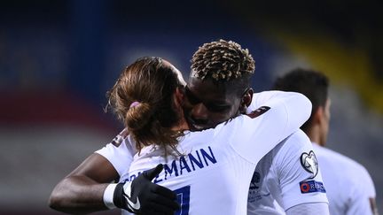 Paul Pogba avec le seul buteur du soir Antoine Griezmann. (FRANCK FIFE / AFP)