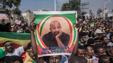 Ginbot 7 avait annoncé dès le mois de juin qu'il cessait ses attaques armées dans le pays, en signe de satisfaction après les réformes engagées par Abiy Ahmed, nouvellement en poste. Dès sa prise de fonctions en avril 2018, le Premier ministre a impulsé des changements majeurs, libérant nombre d'opposants emprisonnés et initiant une libéralisation de l'économie. «Nous ne retournons pas en Ethiopie avec la conviction que tout est réglé. Le processus de réforme politique est menacé par ceux qui veulent le saboter ainsi que par ceux qui sont impatients d'accélérer le rythme du changement, mais nous sommes revenus avec la conviction que nous devrions contribuer au processus de réforme», a déclaré Birhanu Nega à son arrivée. (YONAS TADESSE/AFP)