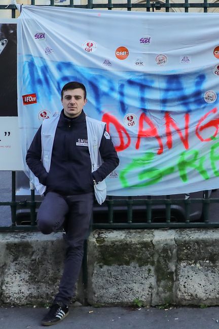 Rémi, ambulancier SMUR dans un CHU du nord de Paris&nbsp; (BENOIT JOURDAIN / FRANCEINFO)