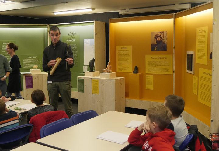 Paul Lotz, médiateur de l'Egyptobus, explique d'où vient le papyrus à des enfants. (Liévin, le 24 novembre 2022) (Rudy Degardin)