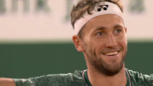 Au terme d'un dernier set maîtrisé de bout en bout, Casper Ruud domine Marin Cilic en quatre manches et se qualifie pour la finale de Roland-Garros. Le 8e joueur mondial sera le premier Norvégien à disputer une finale de Grand Chelem, il affrontera Rafael Nadal.