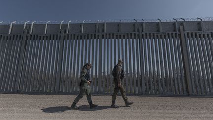 Des agents de la police des frontières grecque patrouillent le long de la clôture, à côté de la rivière Evros entre la Grèce et la Turquie pour empêcher l'entrée illégale non autorisée de migrants, à Poros, en Grèce, le 18 avril 2023. (NICOLAS ECONOMOU / NURPHOTO / AFP)