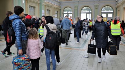 Des bénévoles aident des réfugiées ukrainiennes à la gare de Przemysl (Pologne), le 15 avril 2022. (VALENTINE PASQUESOONE / FRANCEINFO)