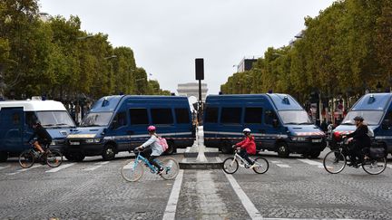 Des cyclistes passent à proximité des Champs-Elysées, lors de la troisième édition de la journée sans voiture, le 1er octobre 2017. (MUSTAFA YALCIN / ANADOLU AGENCY / AFP)