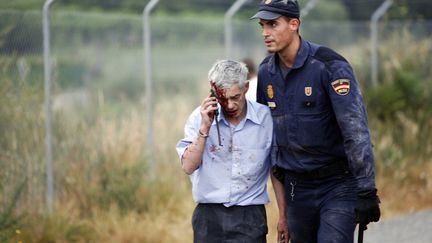 Ce bless&eacute; escort&eacute; apr&egrave;s le d&eacute;raillement du train &agrave; grande vitesse &agrave; Saint-Jacques-de-Compostelle (Espagne) le 24 juillet 2013, est pr&eacute;s&eacute;nt&eacute; par El Pais comme &eacute;tant le conducteur, Francisco Jos&eacute; Garz&oacute;n. (OSCAR CORRAL / REUTERS)