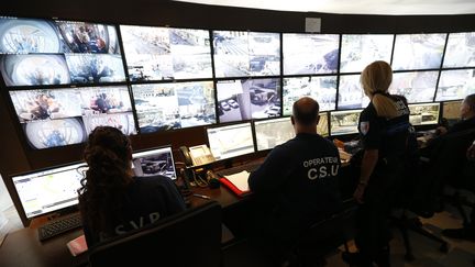 Centre de contrôle de la surveillance urbaine (CSU), le 26 avril 2016, à Nice. (VALERY HACHE / AFP)