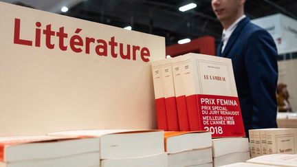 En 2018, Philippe Lançon reçoit le prix Femina et le prix spécial du jury Renaudot pour son livre Le Lambeau, récit de sa convalescence après les attentats de Charlie Hebdo.&nbsp; (LAURE BOYER / HANS LUCAS)