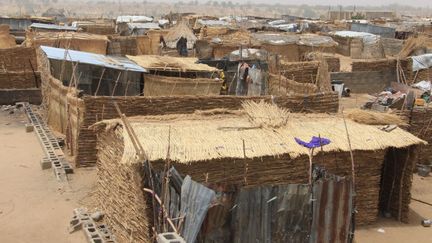 Une vue générale du camp informel de Yawuri, dans la périphérie de Maiduguri, la capitale de l'Etat de Borno, au Nigeria. 2000 personnes, déplacées par les combats, vivent ici. (AUDU MARTE / AFP)