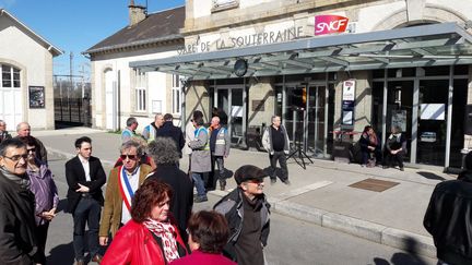 Près de 200 personnes ont manifesté devant la gare de La Souterraine dans la Creuse, vendredi 10 mars. (FRANCE BLEU CREUSE)