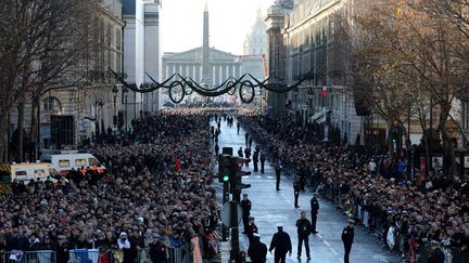 Des milliers de fans ont bravé le froid pour saluer la mémoire du chanteur. La foule est impressionnante, comme ici devant l'église de la Madeleine. (REUTERS)