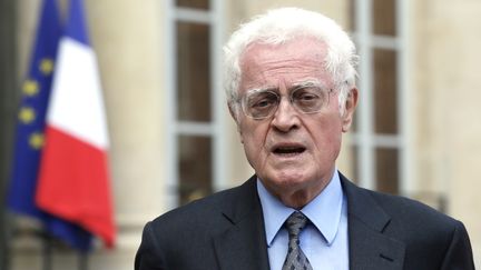 Lionel Jospin &agrave; sa sortie de l'Elys&eacute;e, lundi 16 juillet 2012, alors qu'il a &eacute;t&eacute; nomm&eacute; pr&eacute;sident de la commission charg&eacute;e de la r&eacute;novation et de la d&eacute;ontologie de la vie publique par Fran&ccedil;ois Hollande. (PATRICK KOVARIK / AFP)